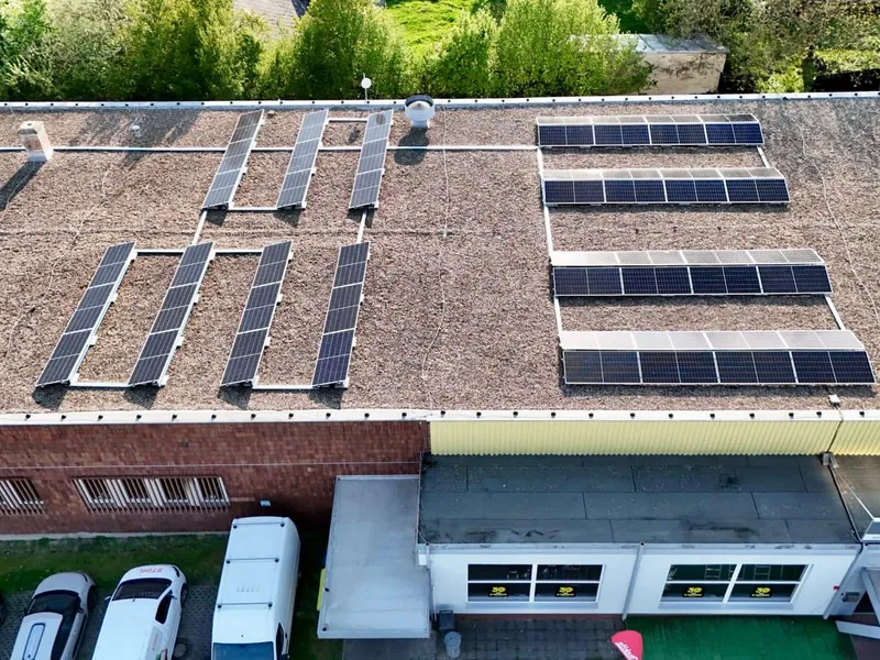 Fotovoltaika na ploché střeše, pohled z dronu