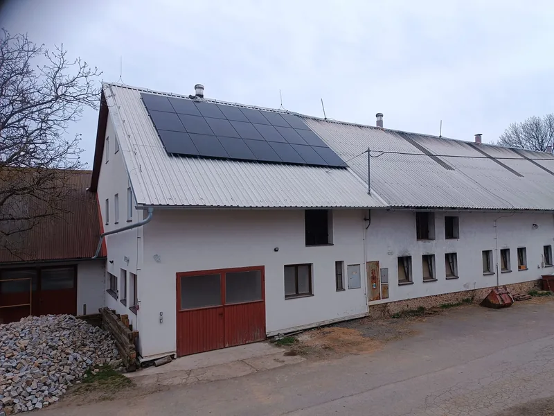 Hotová instalace na hospodářské budově